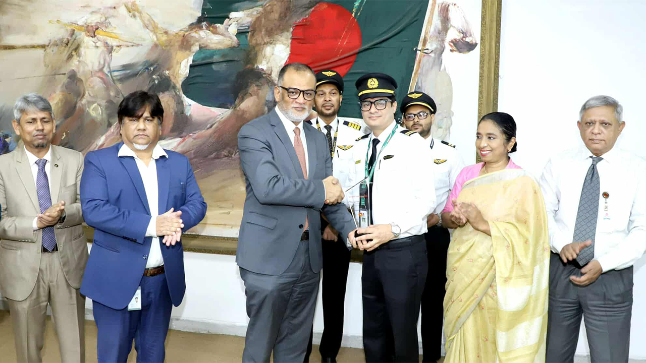 ক্যাপ্টেনসহ অন্যদের হাতে সম্মাননা স্মারক তুলে দেওয়ার সময়। ছবি: সংগৃহীত
