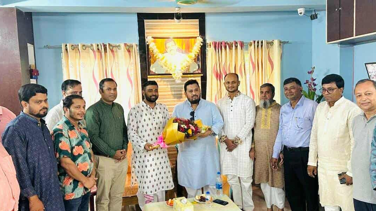মীর হেলালকে শুভেচ্ছা জানানোর সময়। ছবি : কালবেলা