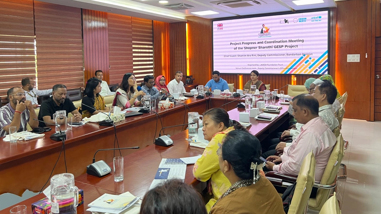 বিশেষ সমন্বয় সভায় বান্দরবান জেলার জেলা প্রশাসক শামীম আরা রিনিসহ অন্যরা। ছবি : কালবেলা