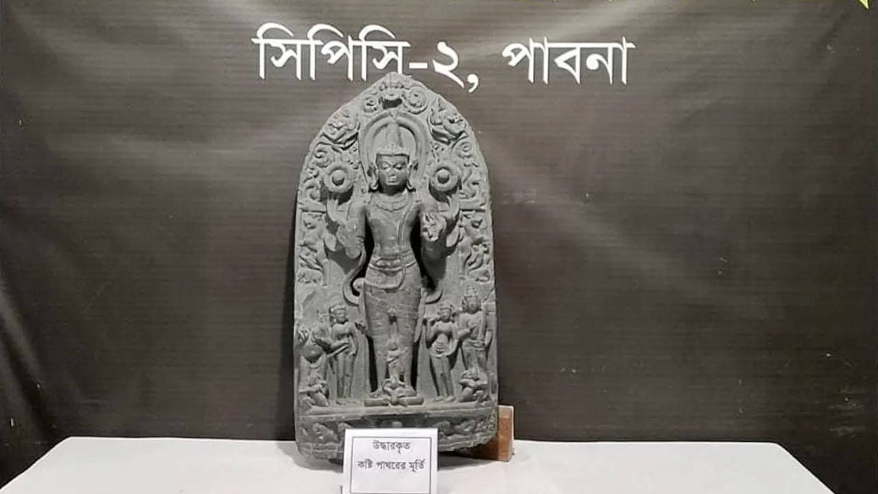 উদ্ধারকৃত ৭৪ কেজি ওজনের কষ্টি পাথরের মূর্তি। ছবি : কালবেলা