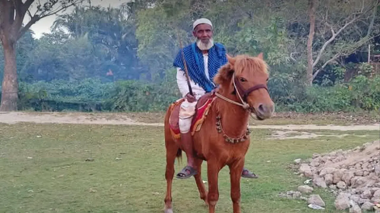 নিজের ঘোড়া বাহদুরের পিঠে মনু মিয়া। ছবি : কালবেলা