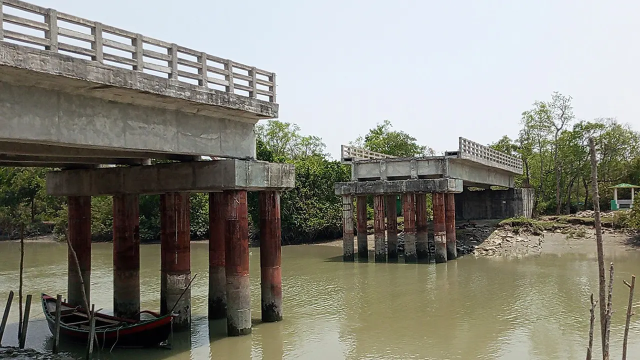 চার বছর ধরে সেতু নির্মাণ না করায় ভোগান্তিতে পড়েছে টেংরাগিরি ইকোপার্ক যেতে চাওয়া পর্যটকরা। ছবি : কালবেলা