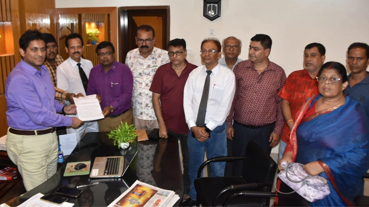 স্মারকলিপি দিচ্ছেন পূজা উদ্‌যাপন পরিষদের নেতারা। ছবি : কালবেলা