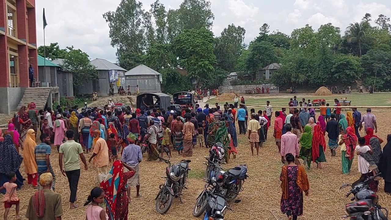 সংঘর্ষের ঘটনাস্থলে স্থানীয় বাসিন্দা ও পুলিশ। ছবি : কালবেলা