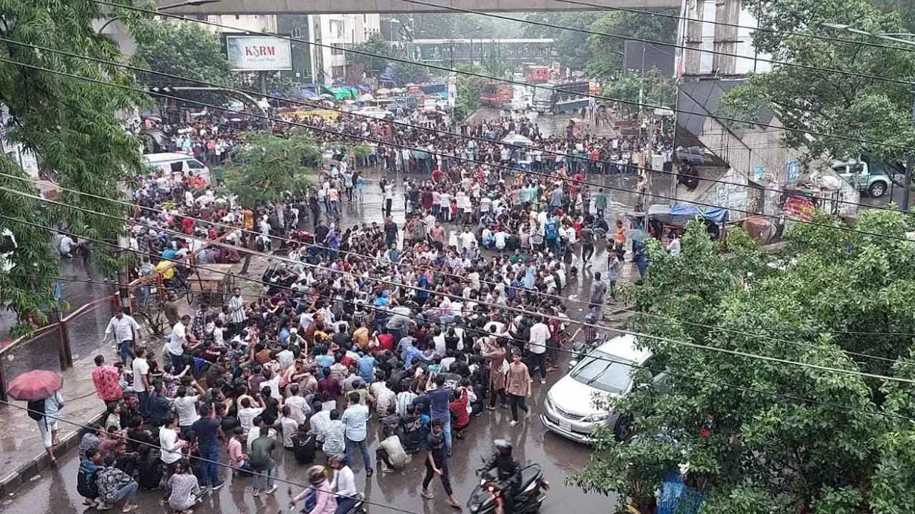 শাহবাগ মোড় অবরোধ করেন ছাত্রদলের নেতাকর্মীরা। ছবি : কালবেলা
