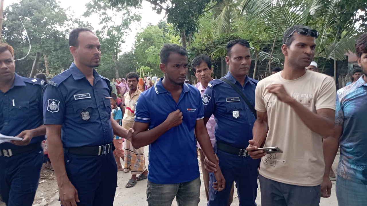 কারাদণ্ডপ্রাপ্ত আল আমিন হোসেনকে নিয়ে যাচ্ছে পুলিশ। ছবি : কালবেলা