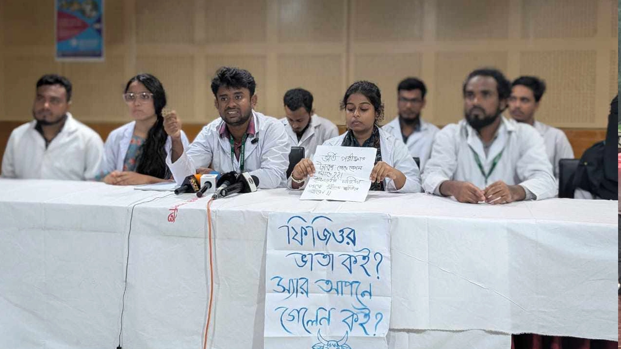 নিটোরের পরিচালকের কার্যালয়ের সামনে কর্মবিরতি কর্মসূচি। ছবি : কালবেলা