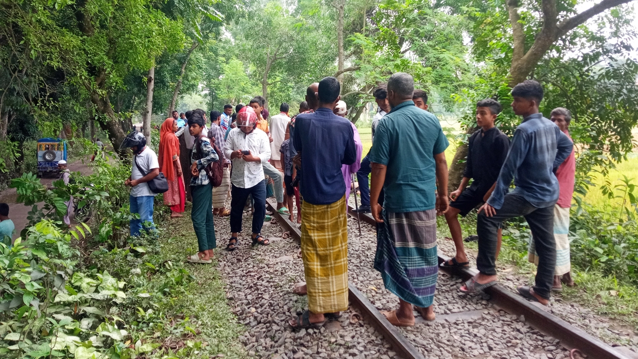ঘটনাস্থলে মরদেহ দেখতে স্থানীয়রা। ছবি : কালবেলা
