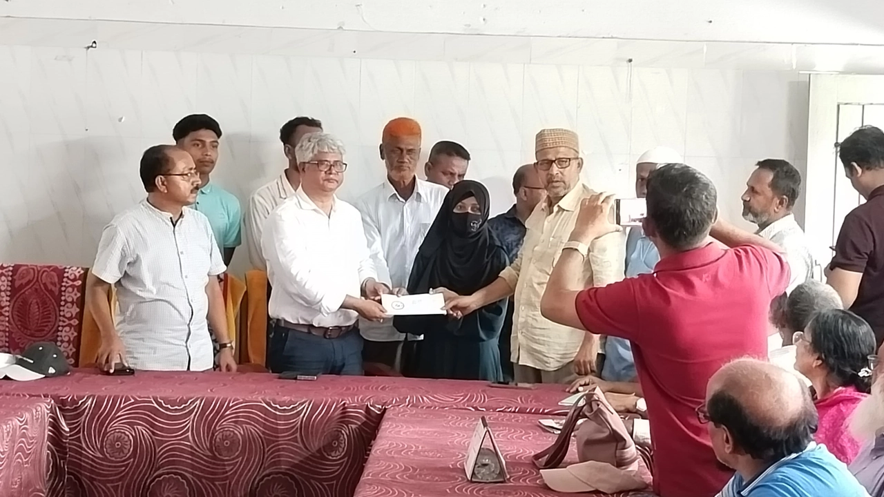 শিক্ষার্থীদের মাঝে শিক্ষা বৃত্তি তুলে দেন অতিথিরা। ছবি : কালবেলা