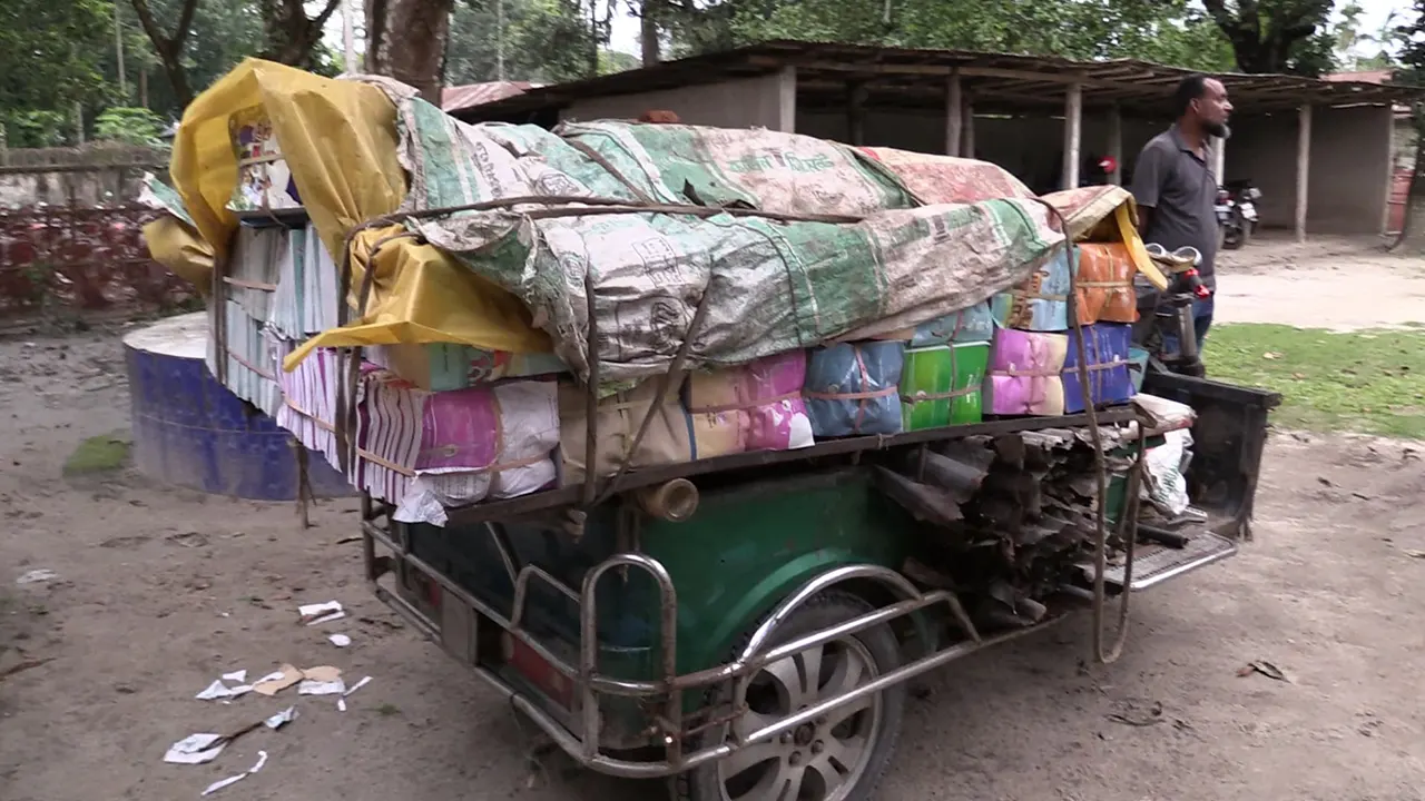 বইবোঝাই ভ্যানগাড়িটি জব্দ। ছবি : কালবেলা