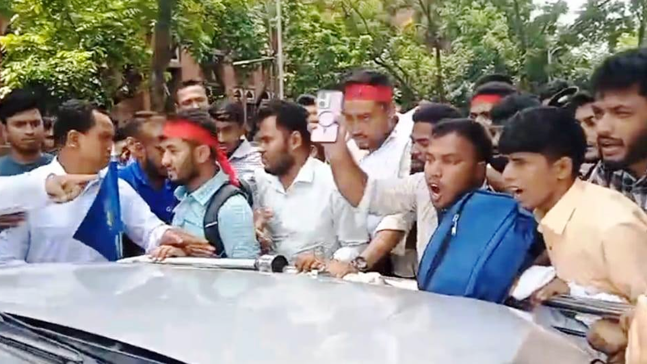 জাতীয় বিশ্ববিদ্যালয়ের উপাচার্যের ওপর হামলা করেছে দুষ্কৃতকারীরা। ছবি : সংগৃহীত