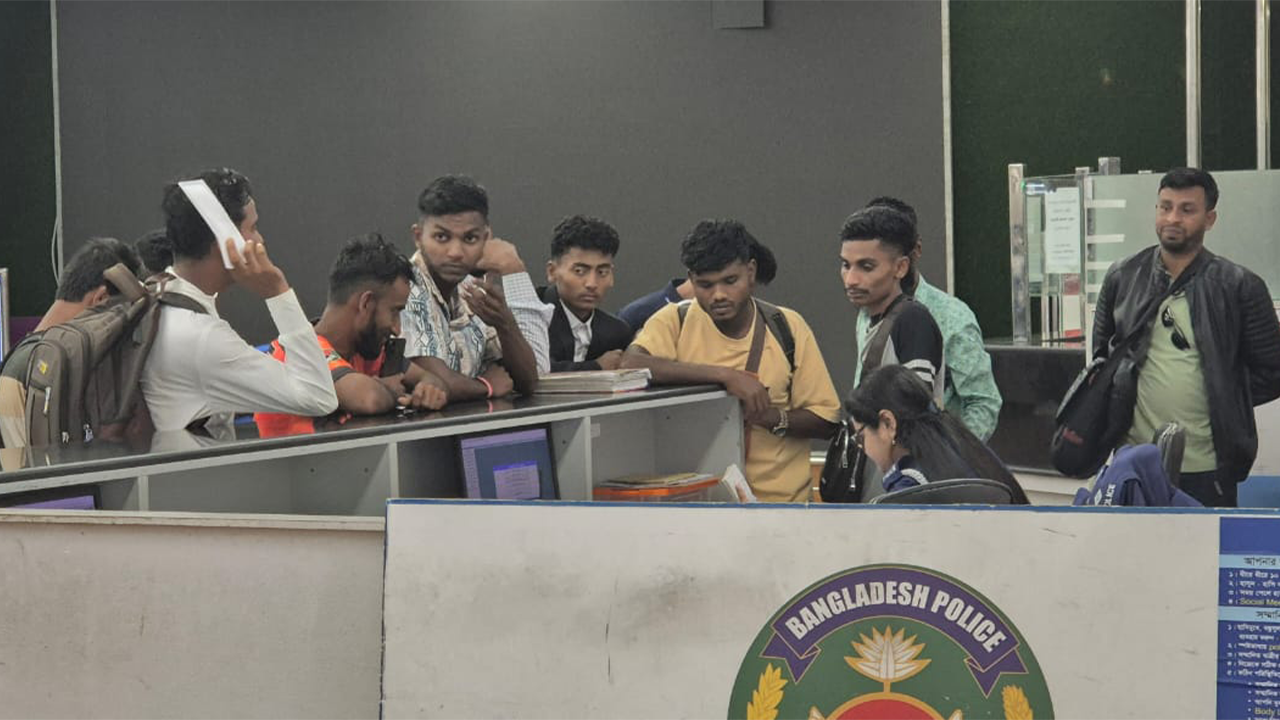 মালয়েশিয়া থেকে ফেরত আসা শ্রমিকদের কয়েকজন। ছবি : কালবেলা