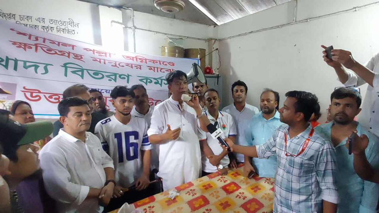 অগ্নিকাণ্ডে ক্ষতিগ্রস্ত এলাকা পরিদর্শন করেন বিএনপির নির্বাহী কমিটির অন্যতম সদস্য মামুন হাসান। ছবি : কালবেলা