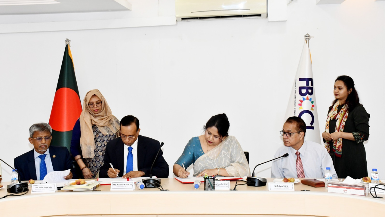চুক্তিতে স্বাক্ষরকালে এফবিসিসিআইর প্রশাসক মো. হাফিজুর রহমান এবং আইবিএফবির প্রেসিডেন্ট লুৎফুন্নিসা সৌদিয়া খান। ছবি : কালবেলা