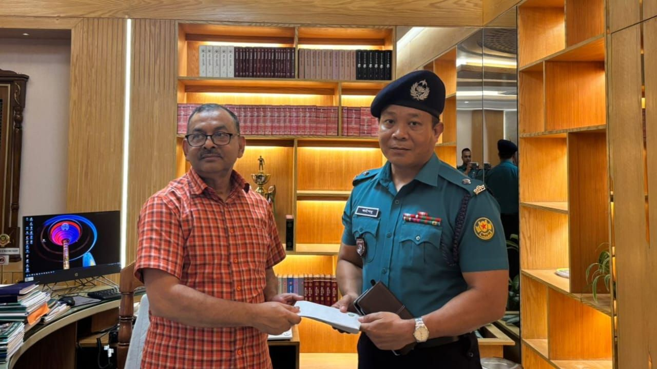 ক্যশৈন্যু মারমার হাতে পুরস্কার তুলে দেন ডিএমপি কমিশনার। ছবি : সংগৃহীত