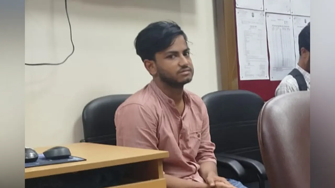চবিতে নিষিদ্ধ সংগঠন ছাত্রলীগের কর্মী ইমন চন্দ্র বর্মন। ছবি : কালবেলা
