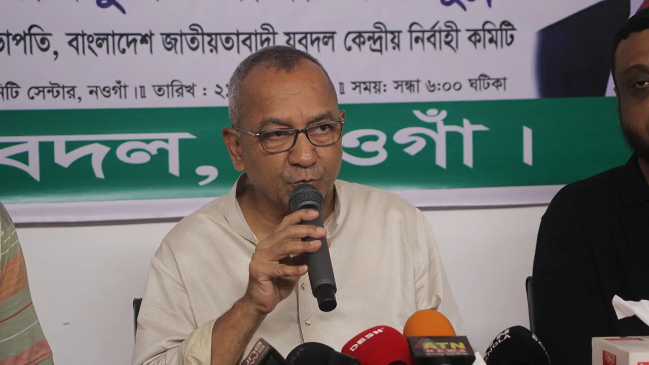 নওগাঁ শহরের একটি রেস্টুরেন্ট মিলনায়তনে কেন্দ্রীয় কর্মসূচি বিভিন্ন অংশ হিসেবে নওগাঁ জেলা যুবদলের আয়োজিত পর্যবেক্ষণ সভায় বক্তব্য রাখেন যুবদল সভাপতি আবদুল মোনায়েম মুন্না। ছবি : কালবেলা