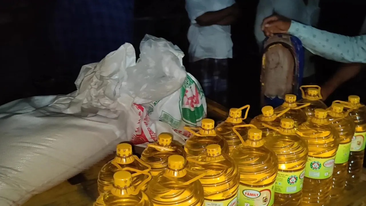স্থানীয় বাসিন্দাদের হাতে আটককৃত টিসিবি পণ্য। ছবি : সংগৃহীত