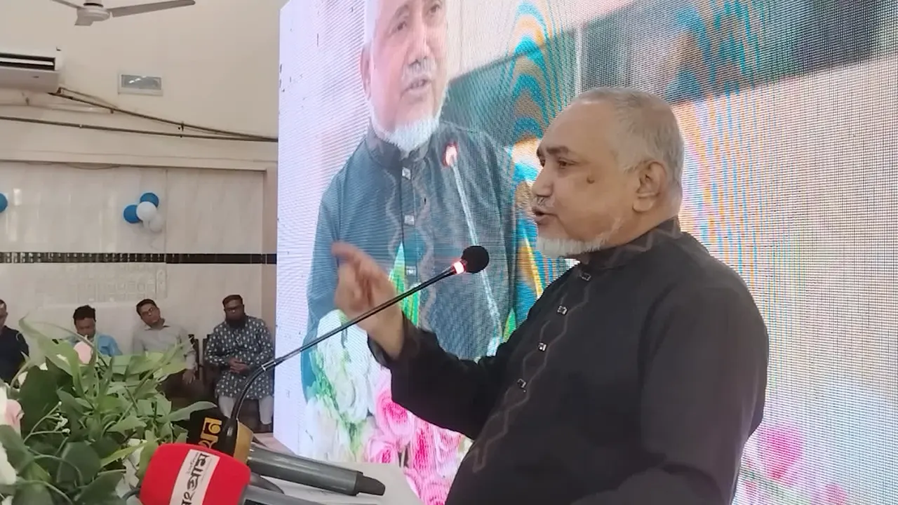 কুমিল্লায় স্নাতকোত্তর ডাক্তারদের সম্মাননা অনুষ্ঠানে বক্তব্য দেন ডা. সৈয়দ আব্দুল্লাহ মোহাম্মদ তাহের। ছবি : কালবেলা