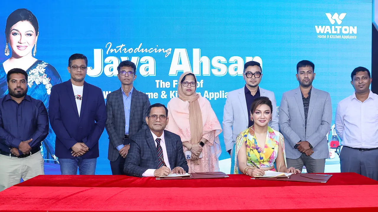 ওয়ালটন করপোরেট অফিসে চুক্তি স্বাক্ষর অনুষ্ঠানে জয়া আহসানের সঙ্গে ওয়ালটনের ঊর্ধ্বতন কর্মকর্তারা।