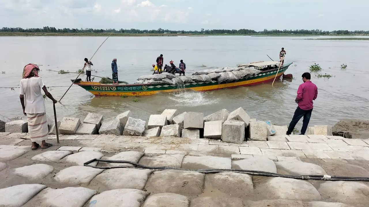কুড়িগ্রামের ভূরুঙ্গামারীতে ধসে যাওয়া দুধ কুমোর নদের রক্ষা বাঁধ। ছবি : কালবেলা