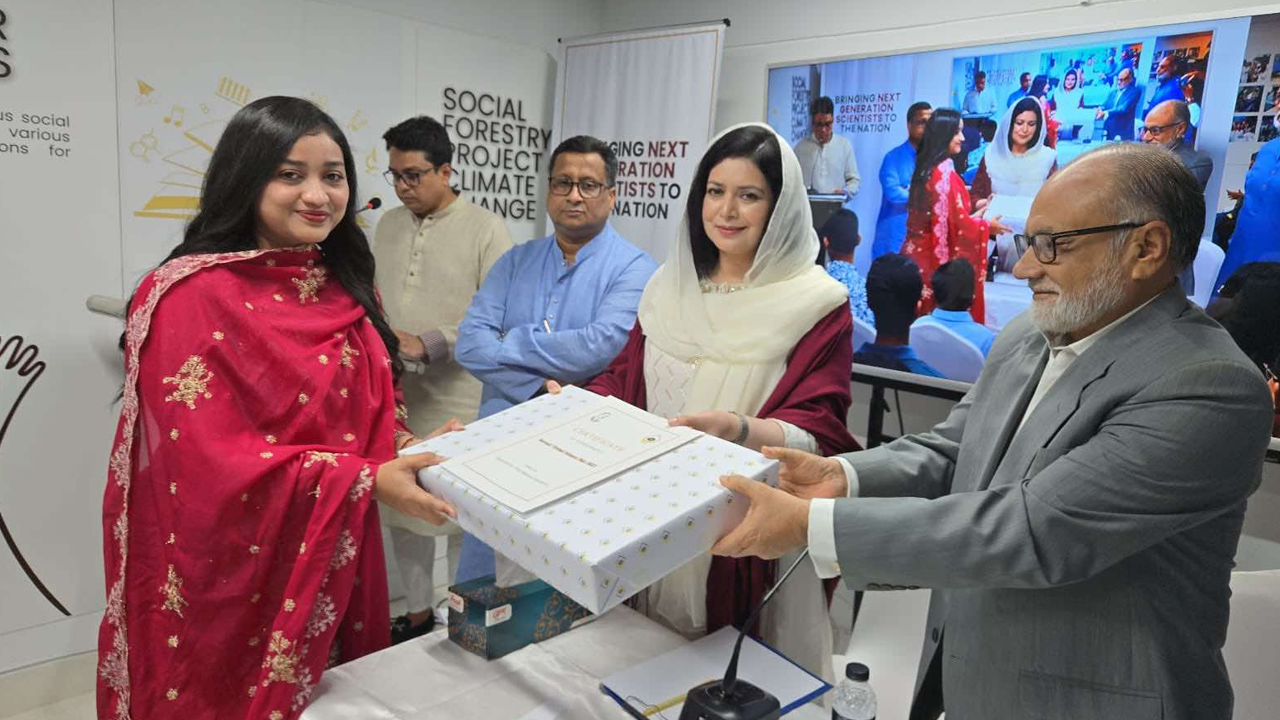 বিজ্ঞান মেলায় এক বিজয়ীর হাতে পুরস্কার তুলে দেন ডা. জুবাইদা রহমান। ছবি : কালবেলা
