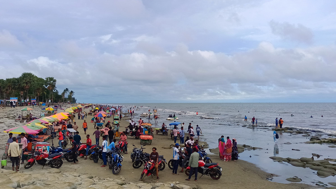 সাপ্তাহিক ছুটির দিন হওয়ায় সকাল থেকে পর্যটকদের বাড়তি আনাগোনা কুয়াকাটা সমুদ্রসৈকতে। ছবি : কালবেলা