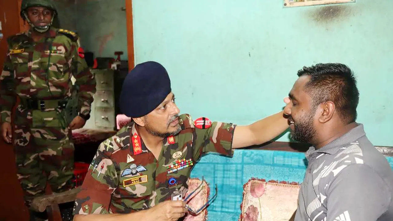 জুলাই আন্দোলনে আহত শিক্ষার্থীর পাশে মেজর জেনারেল এসএম আসাদুল হক। ছবি : কালবেলা