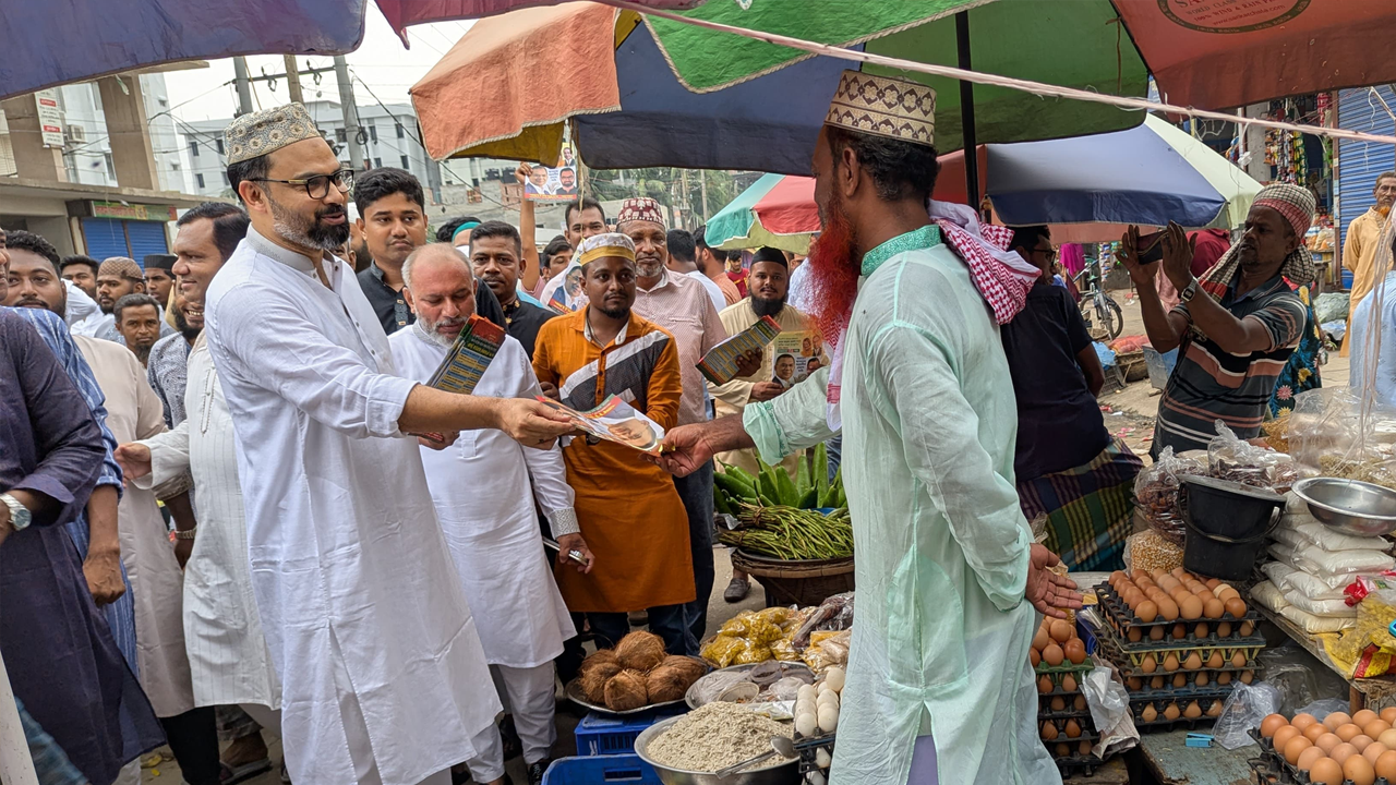 লিফলেট বিতরণকালে আমিনুল হক। ছবি : কালবেলা