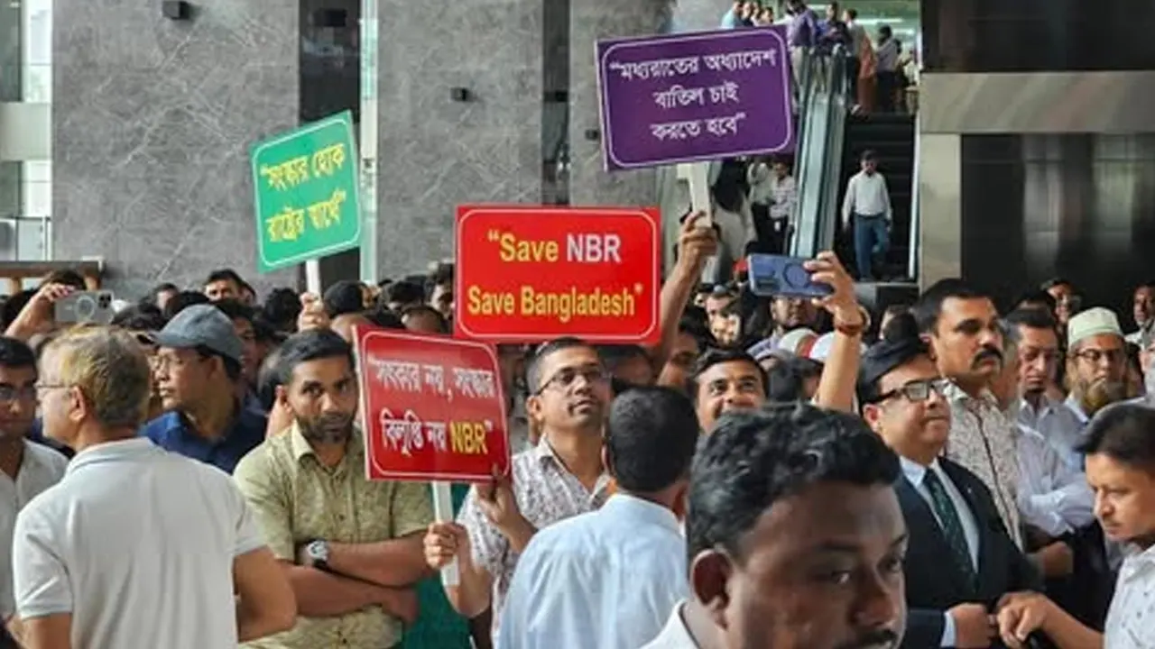 ভ্যাট-কাস্টমস ও কর অফিসে চলছে কর্মবিরতি কর্মসূচি। ছবি : কালবেলা