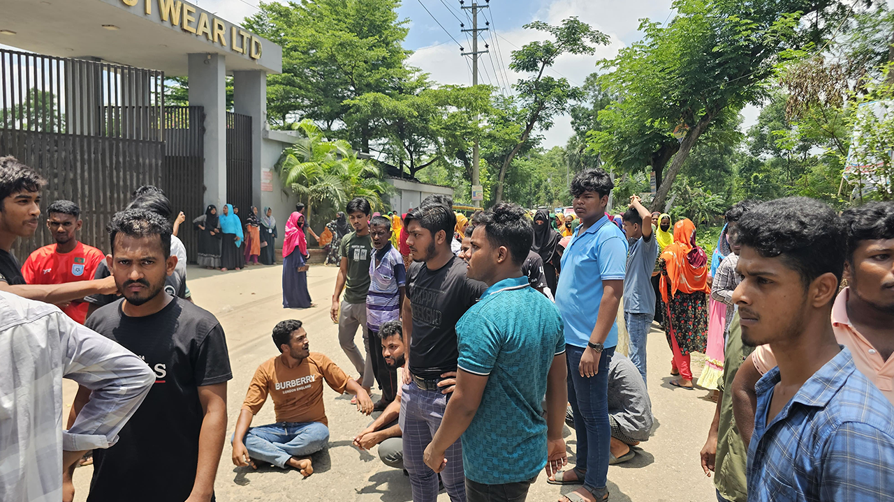 মাওনা-গাজীপুর আঞ্চলিক সড়ক অবরোধ করে বিক্ষোভ করে আন্দোলনরত শ্রমিকরা। ছবি : কালবেলা
