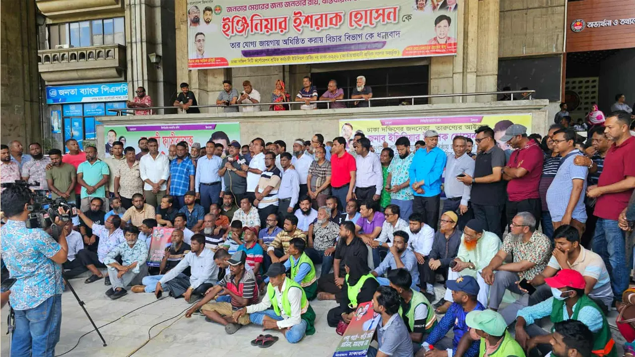 ইশরাক হোসেনের শপথের দাবিতে আজও অবরুদ্ধ নগরভবন। ছবি : কালবেলা