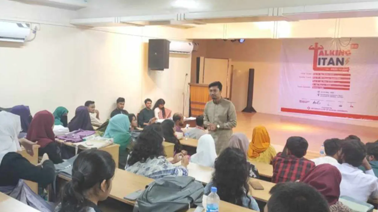 খুলনা বিশ্ববিদ্যালয়ে ‘টকিং টাইটান্স ৩.০’ ফাইনাল রাউন্ডে প্রতিযোগীরা। ছবি : কালবেলা