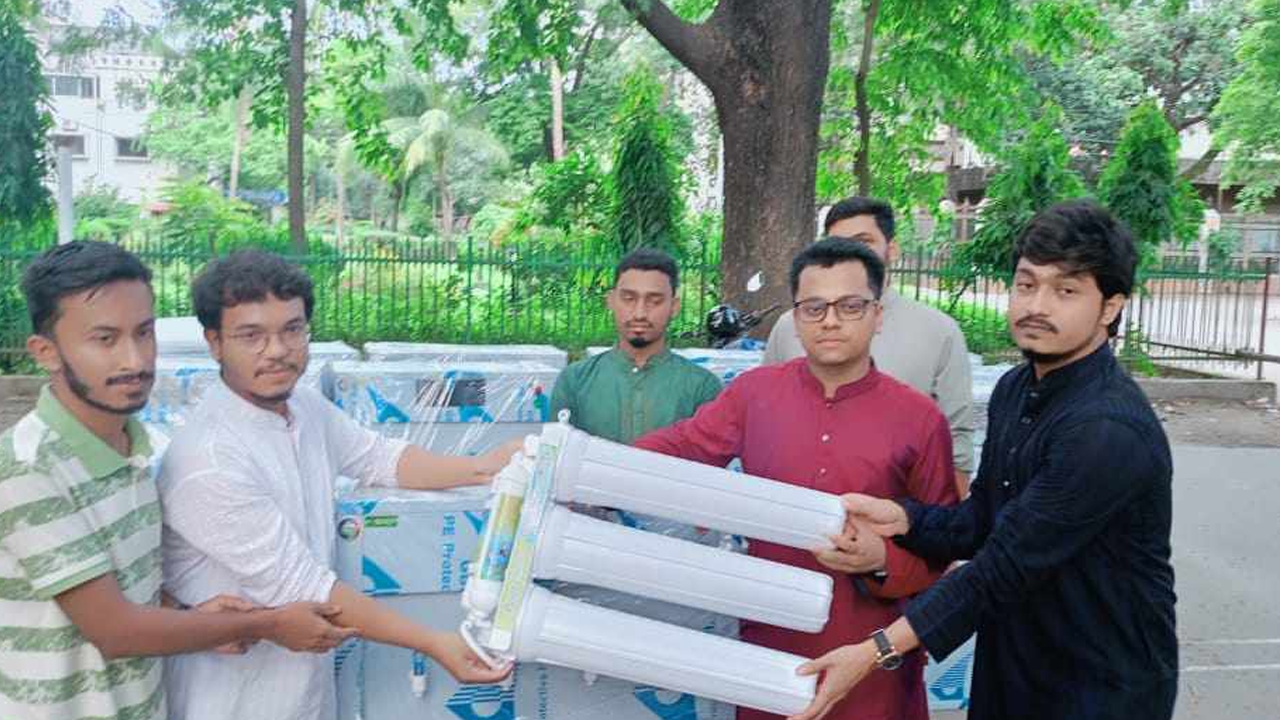 ঢাবিতে শিক্ষার্থীদের জন্য ঠান্ডা পানির মেশিন স্থাপন অনুষ্ঠানে ঢাবি শিবির সভাপতি। ছবি : কালবেলা