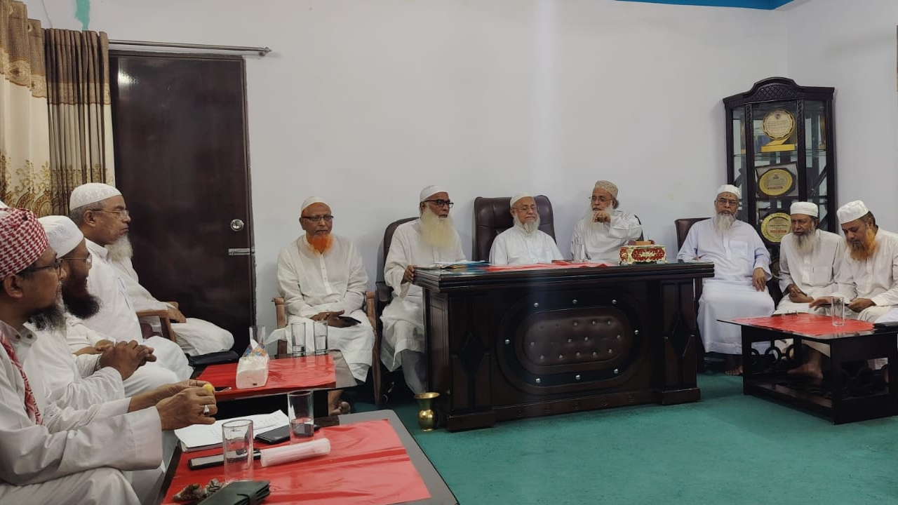 আন্তর্জাতিক মজলিসে তাহাফফুজে খতমে নবুওয়ত বাংলাদেশের জরুরি বৈঠকে নেতারা। ছবি : কালবেলা
