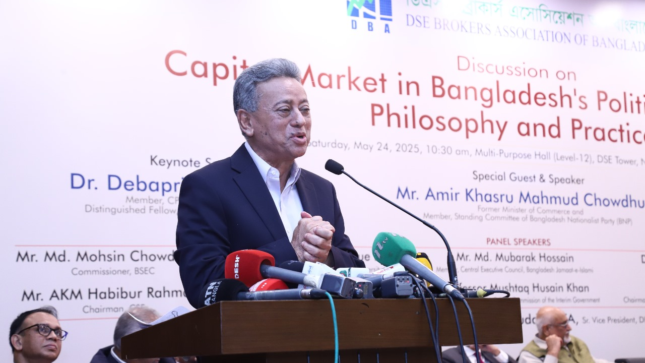 আলোচনা অনুষ্ঠানে বক্তব্যকালে আমির খসরু মাহমুদ চৌধুরী। ছবি : কালবেলা