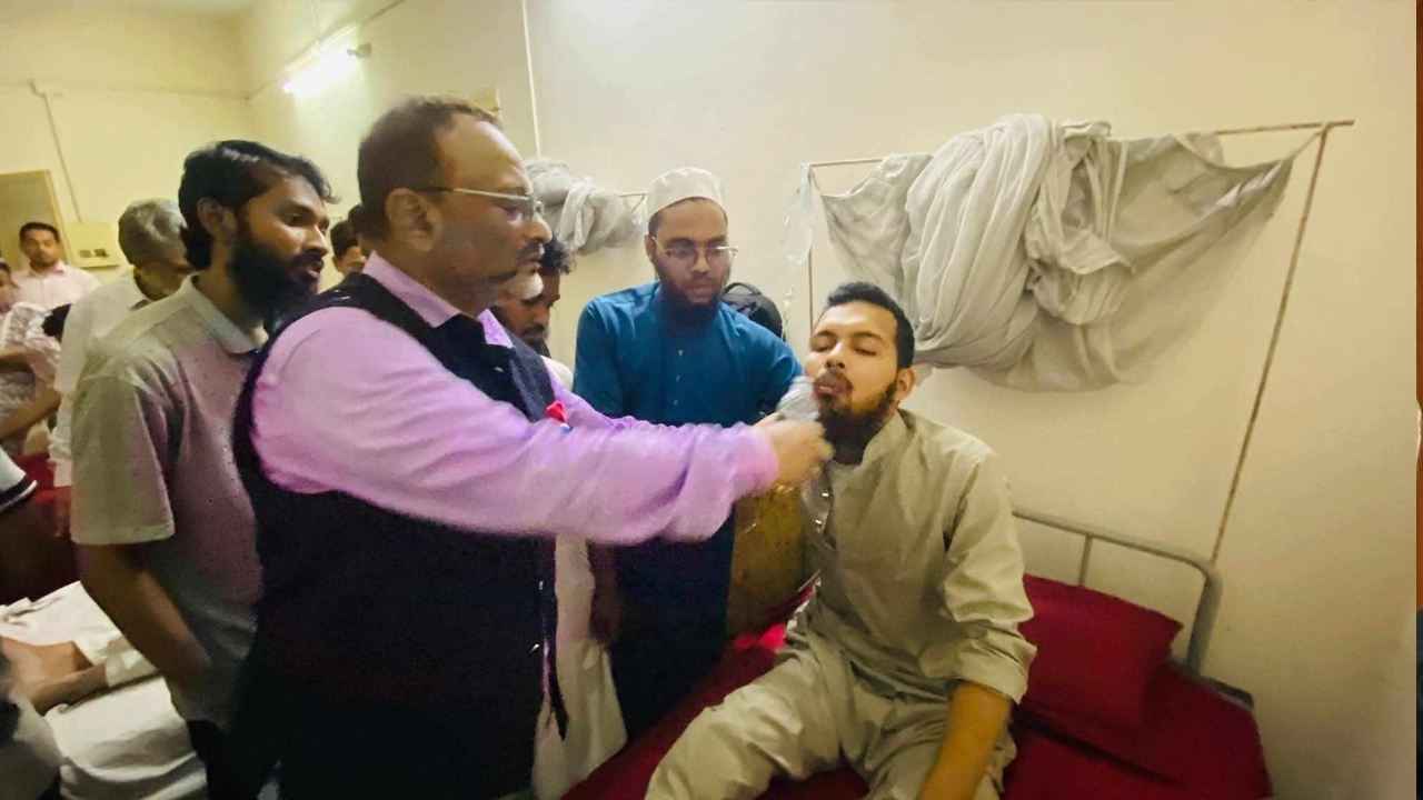 পানি পান করিয়ে অনশন ভাঙালেন ঢাবি ভিসি। ছবি : কালবেলা