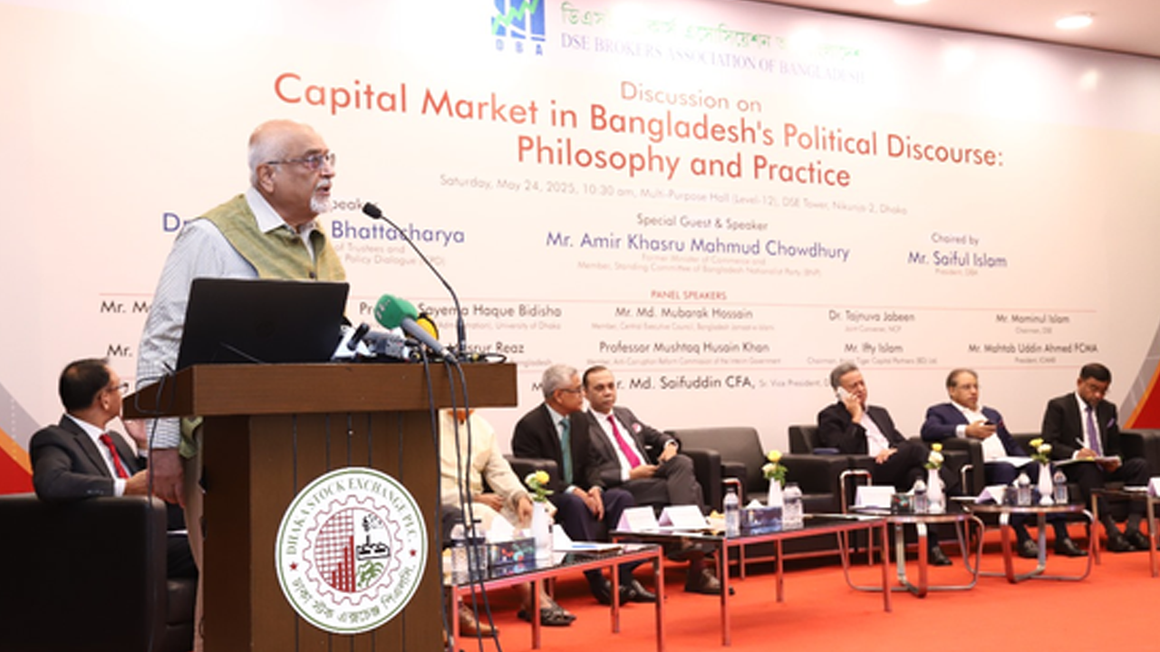বক্তব্য রাখেন সিপিডির সম্মাননীয় ফেলো ড. দেবপ্রিয় ভট্টাচার্য। ছবি : কালবেলা
