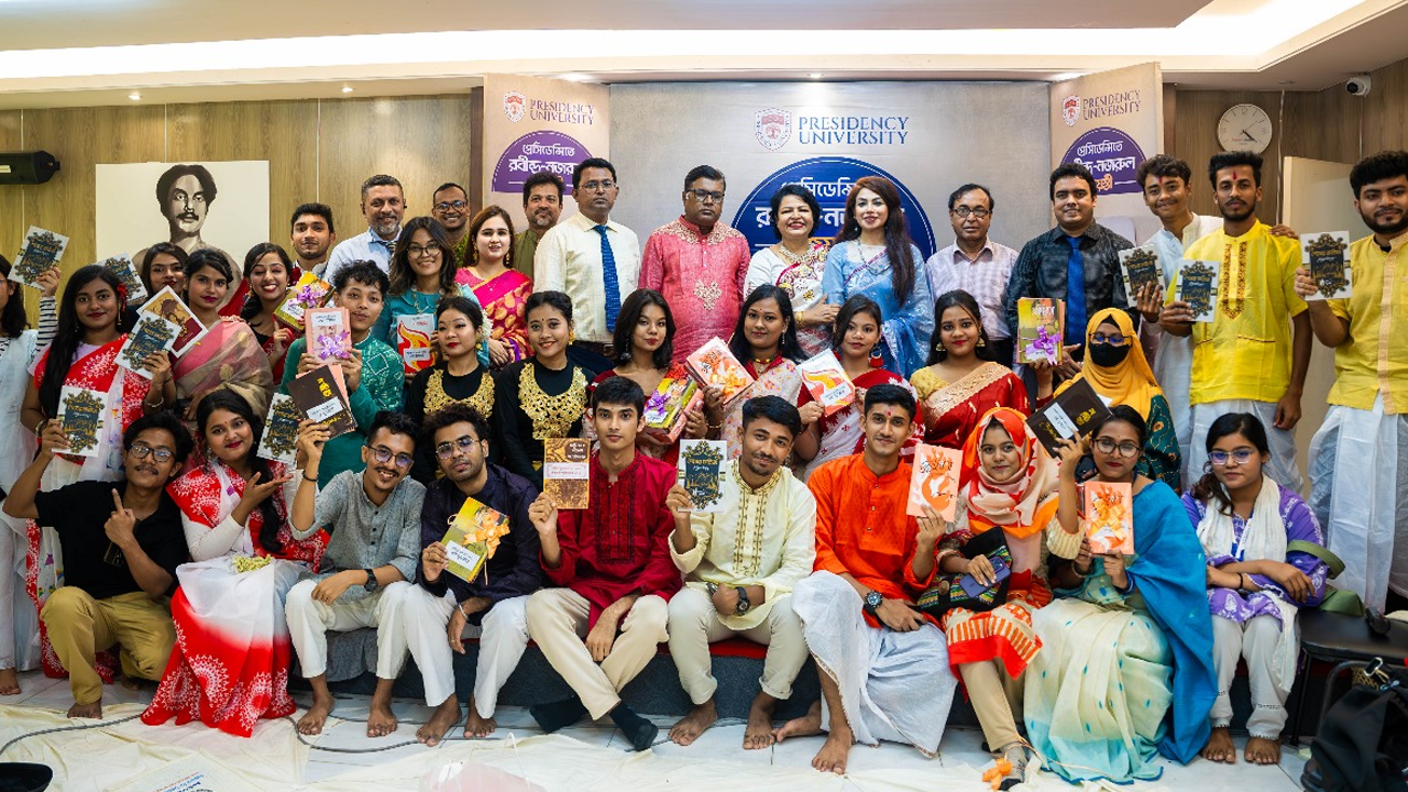 ‘রবীন্দ্র-নজরুল জয়ন্তী’ উদযাপন অনুষ্ঠানে প্রেসিডেন্সি ইউনিভার্সিটিতের শিক্ষক-শিক্ষার্থীরা। ছবি : সংগৃহীত