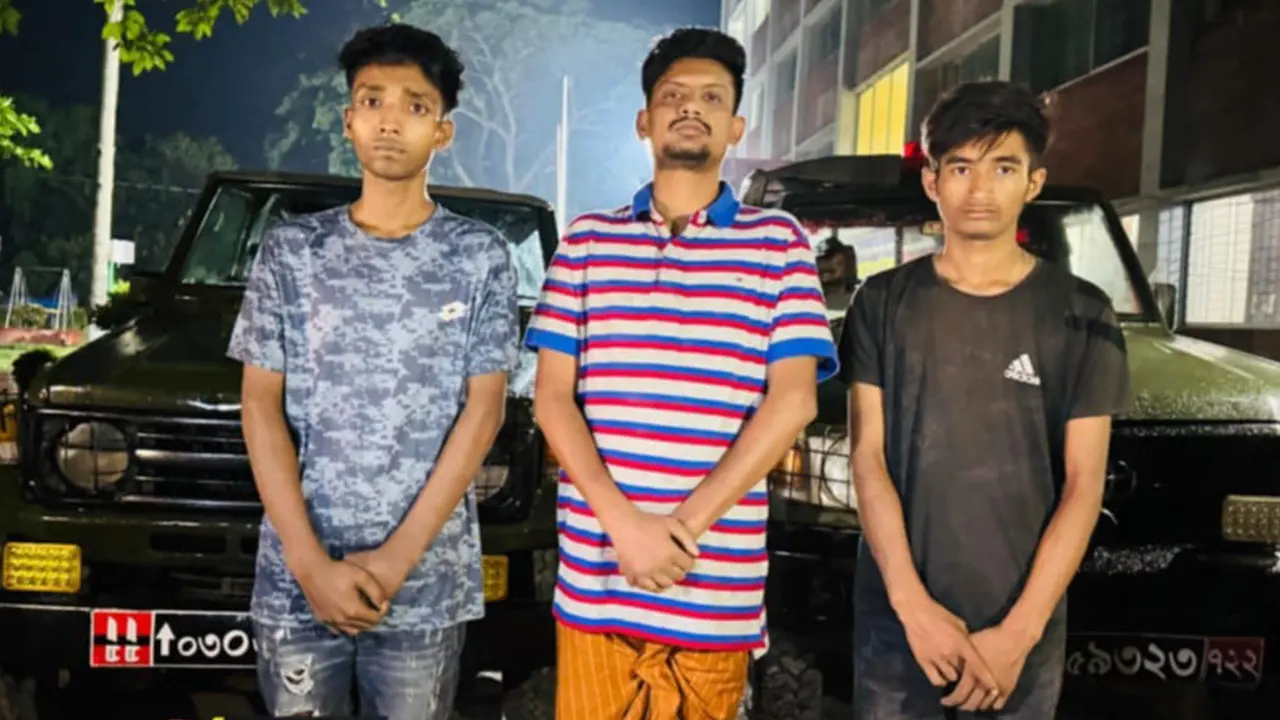 আটক ছাত্রদল নেতাসহ ‘ইমো হ্যাকার’ চক্রের তিন সদস্য। ছবি : কালবেলা