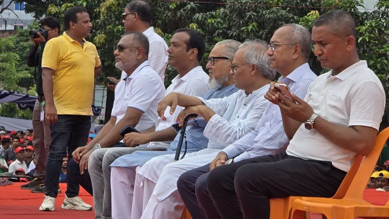 মঞ্চে বিএনপির স্থায়ী কমিটির সদস্য নজরুল ইসলাম খান, বিশেষ অতিথি দলটির জ্যেষ্ঠ যুগ্ম মহাসচিব রুহুল কবির রিজভী ও অন্যান্যরা।