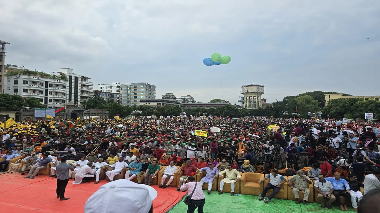 কানায় কানায় পূর্ণ সমাবেশস্থল।