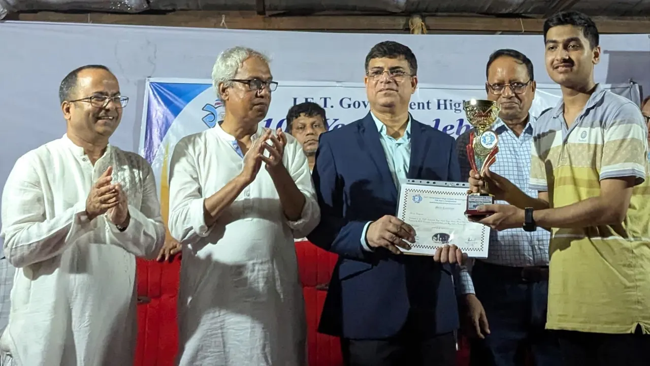 শতবর্ষ উদযাপন স্কুল টুর্নামেন্টে পুরস্কার বিতরণ। ছবি : কালবেলা