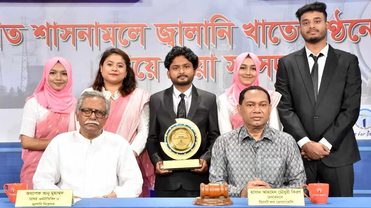 ডিবেট ফর ডেমোক্রেসি অয়োজিত ছায়া সংসদে অতিথি ও বিতার্কিকরা। ছবি : কালবেলা