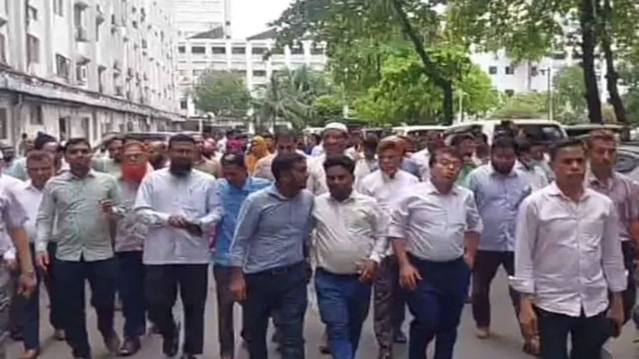 রোববার সকাল থেকে সচিবালয়ে বিক্ষোভ করছেন কর্মকর্তা-কর্মচারীরা। ছবি : সংগৃহীত