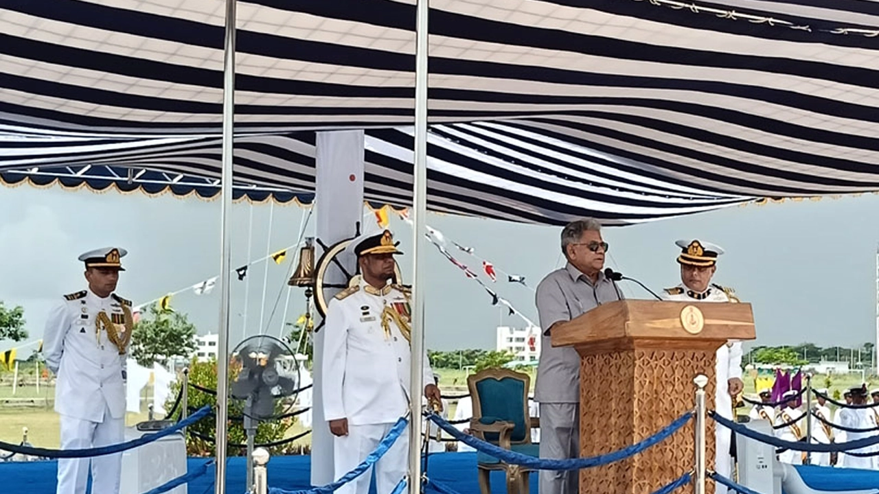 কলাপাড়ায় বানৌজা শেরে বাংলা প্যারেড গ্রাউন্ডে নবীন নাবিকদের বুটক্যাম্প প্রশিক্ষণ সমাপনী কুচকাওয়াজ অনুষ্ঠানে বক্তব্য রাখেন এম সাখাওয়াত হোসেন। ছবি : কালবেলা
