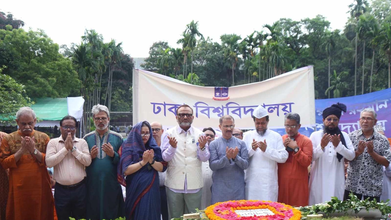 জাতীয় কবি কাজী নজরুল ইসলামের ১২৬তম জন্মবার্ষিকী উপলক্ষে কবির সমাধি প্রাঙ্গণে আয়োজিত স্মরণসভা। ছবি : কালবেলা