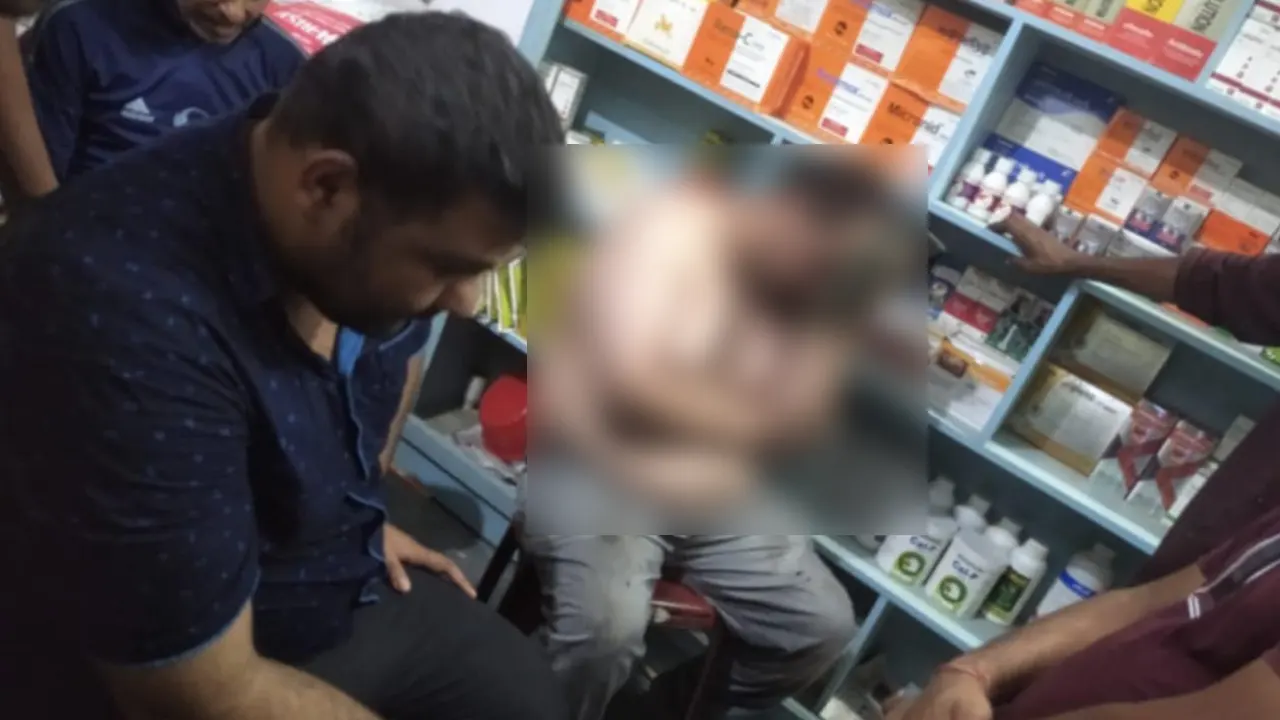 অজ্ঞান পার্টি সন্দেহে গণধোলাইয়ের শিকার দুই ইরানি যুবক। ছবি : কালবেলা