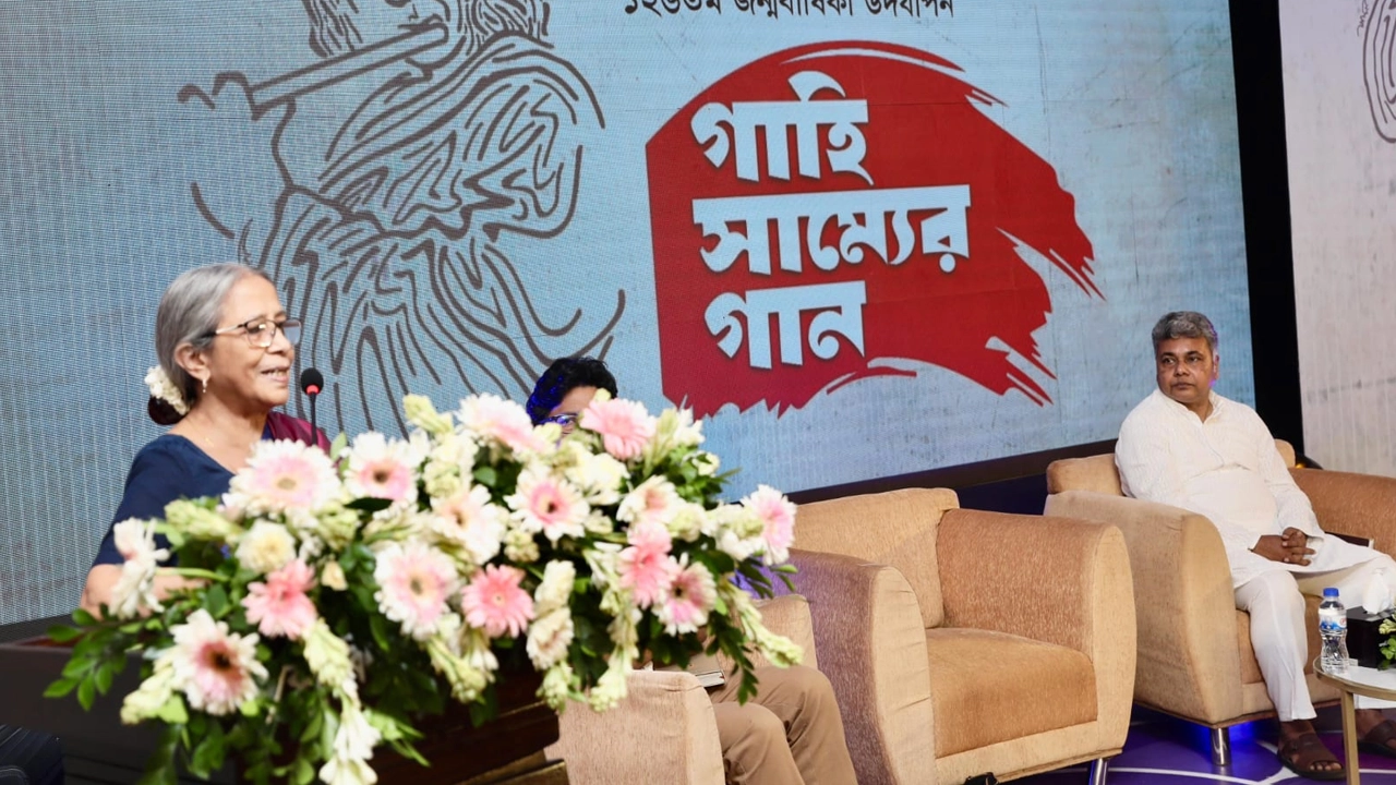 রাজধানীতে ‘গাহি সাম্যের গান’ অনুষ্ঠানে কথা বলেন মৎস্য ও প্রাণিসম্পদ মন্ত্রণালয়ের উপদেষ্টা ফরিদা আখতার। ছবি : কালবেলা