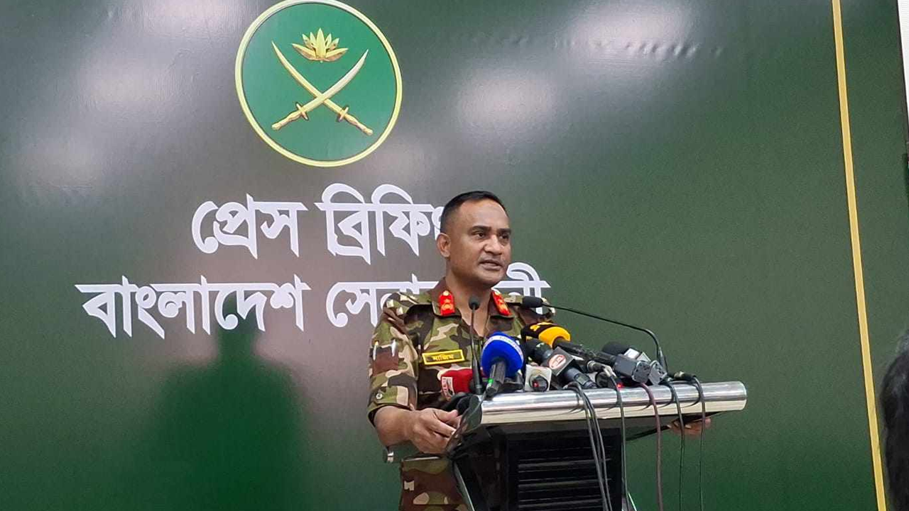ব্রিফিংয়ে সেনাবাহিনীর মিলিটারি অপারেশন্সের পরিচালক ব্রিগেডিয়ার জেনারেল মো. নাজিম-উল-দৌলা। ছবি : কালবেলা